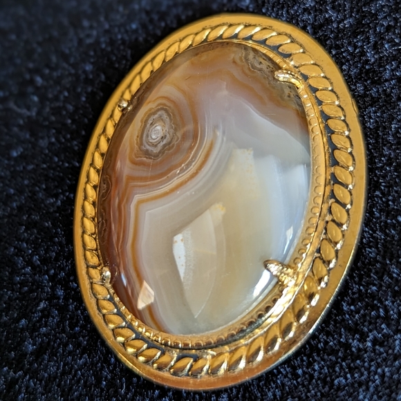 Vintage Jewelry - Vintage Large Oval Agate Brooch with Gold Tone